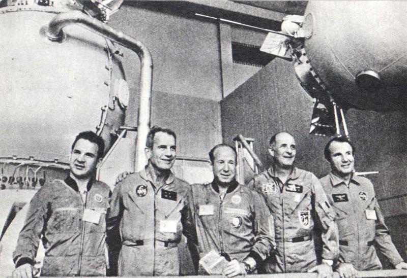 Posádky ASTP u trenažerů ve Hvězdném městečku (zleva: Kubasov, Slayton, Leonov, Stafford a Vance Brand (archiv ASTP)